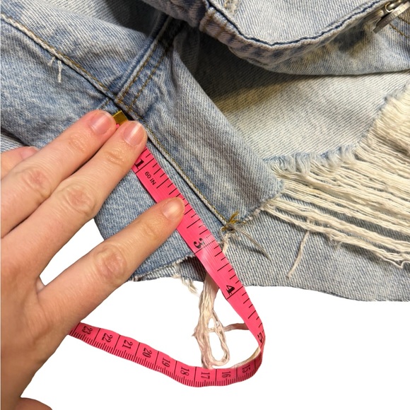 ✨ Blank NYC Distressed Denim Shortalls Overalls Size 28 ✨ - Picture 6 of 6